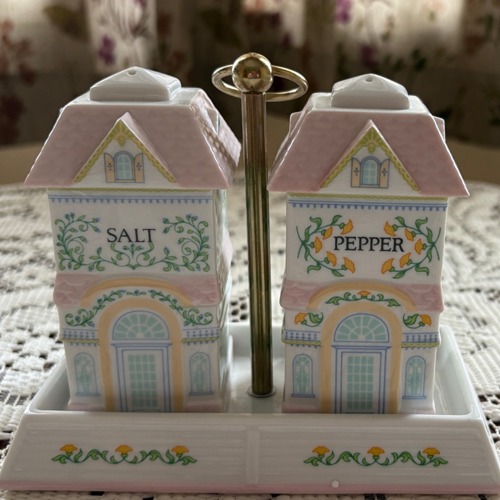 RARE—-Vintage Lenox 1991 Salt and Pepper